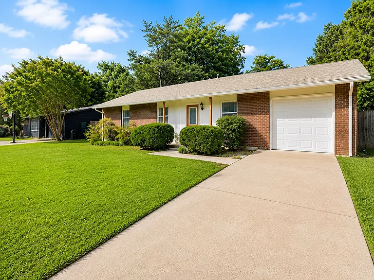 1206 Edinburg Ln — Photo 2