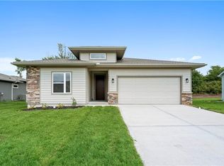 1541 N 162nd Cir, Basehor, KS 66007