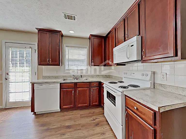 1318 Baylor Dr — Photo 5