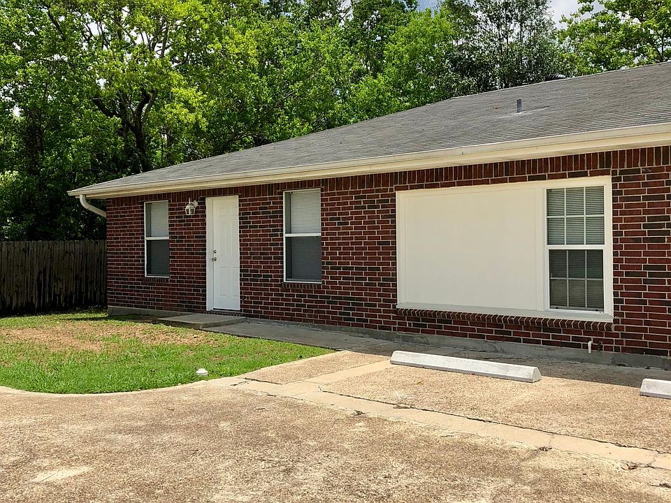 Quiet and cozy duplex fenced off from main road.