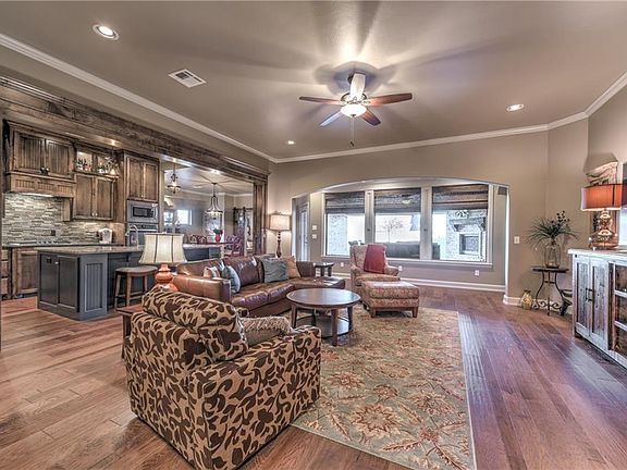 4th image of 905 NW 184th Ct