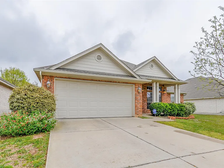 10028 Lisi Anne Dr — Photo 2