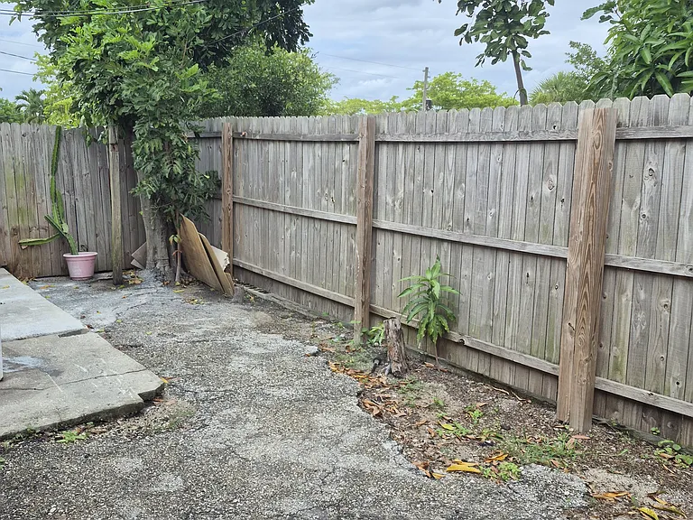 fenced backyard , washer with dryer hookup