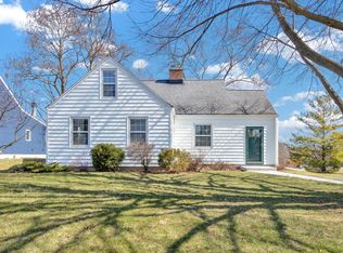 1360 Apple Tree Ln, Brookfield, WI 53005