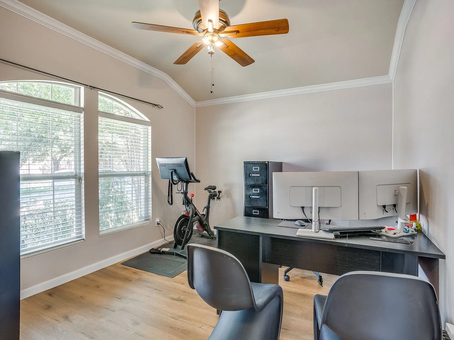 3 bed, 2.0 bath, 1755 sqft, $2,000 — Photo 2