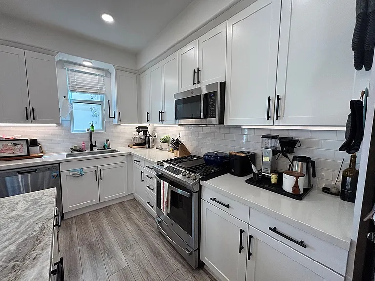 1564 E Thompson Blvd — Photo 4