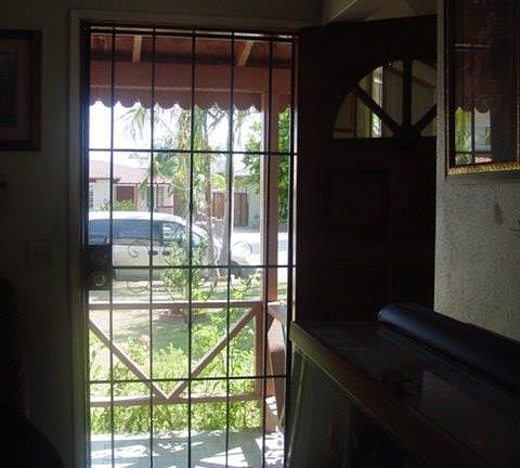 ENTRY WAY WITH SECURITY SCREEN