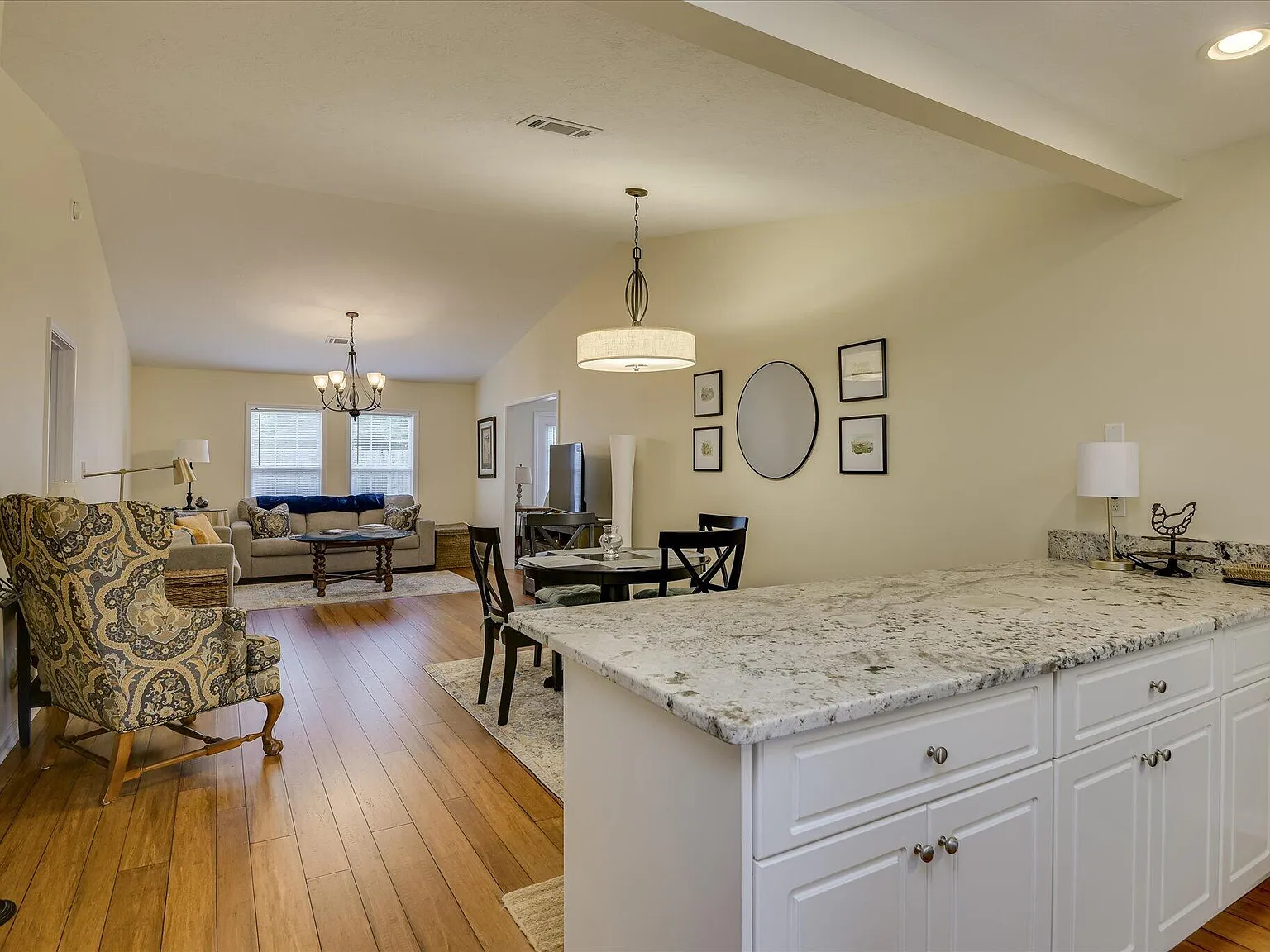 2 bed, 2.0 bath, 1334 sqft, $2,200 — Photo 2
