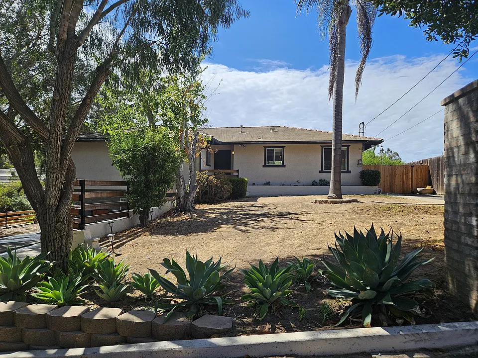 1733 Hillcrest Ln