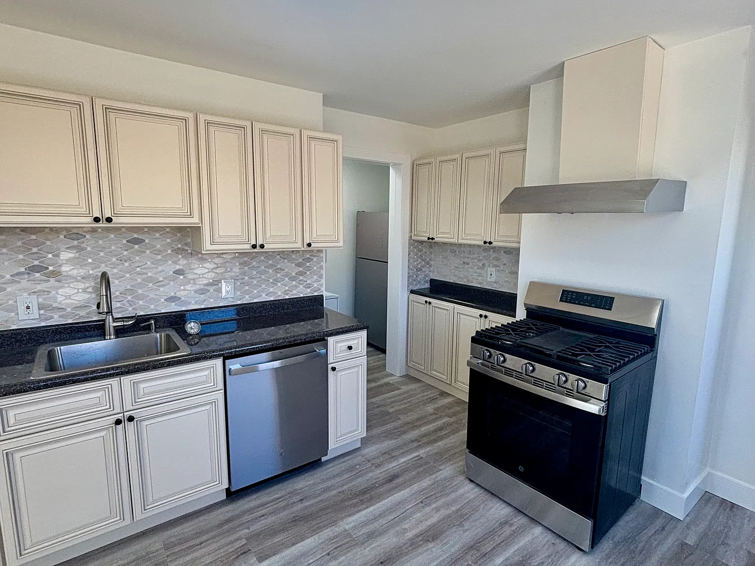 3 bed, 980 sqft, $2,400 — Photo 1