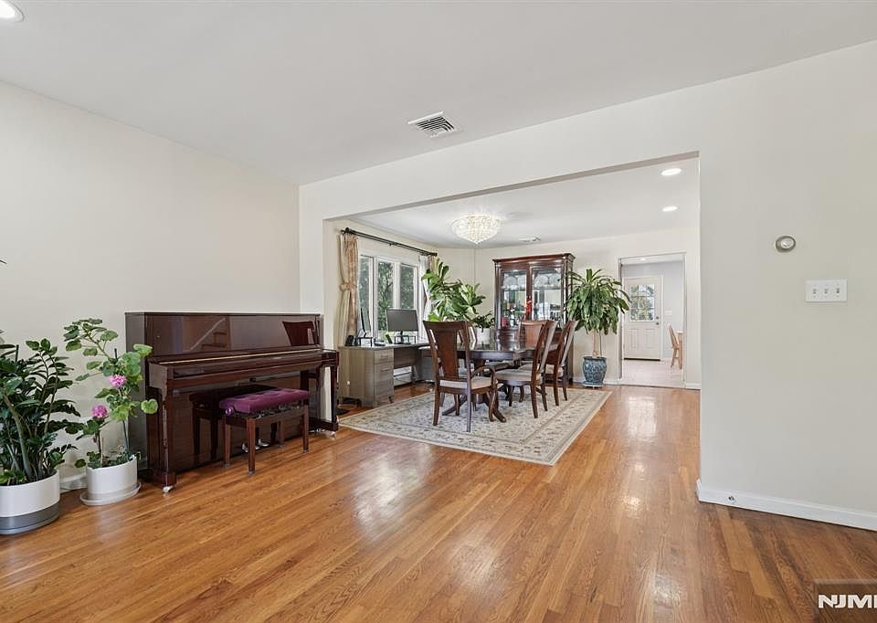 1st image of 1670 Maple St