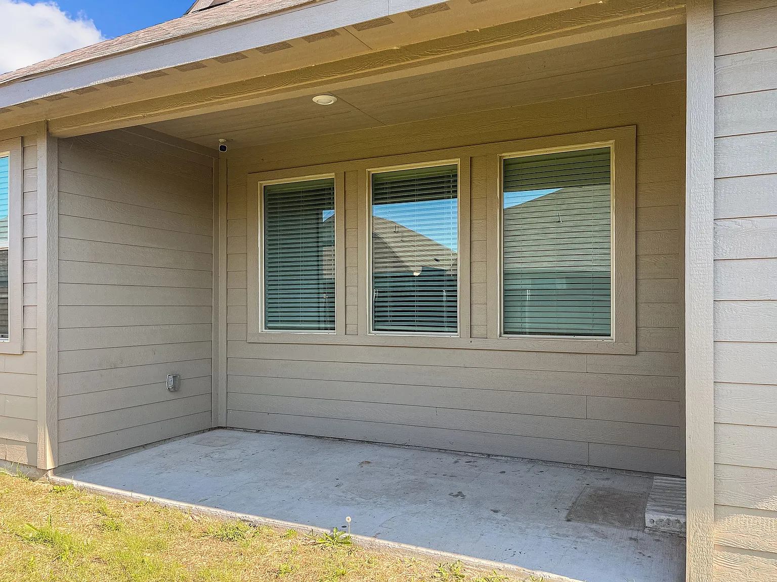 4 bed, 2.5 bath, 2348 sqft, $2,350 — Photo 3