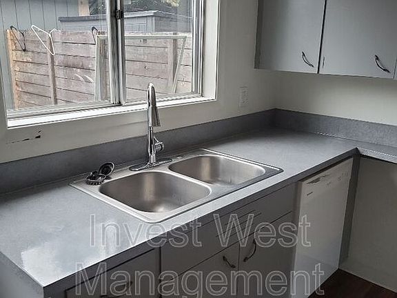 3rd image of 1108 NE Minnehaha St