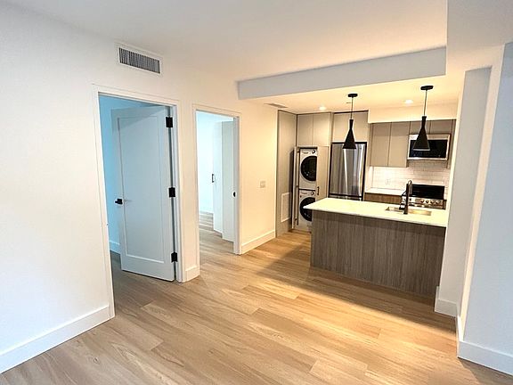 3rd image of 65 Elizabeth St #1