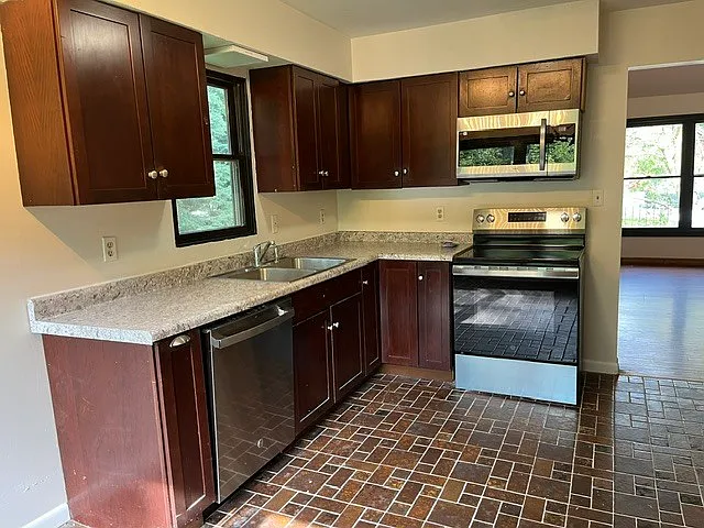 595 S River St — Photo 5
