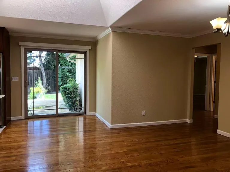 920 Rockdale Dr — Photo 8