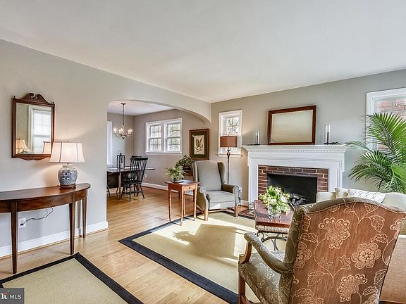 4th image of 1727 Oakcrest Dr