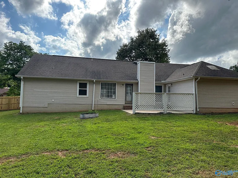 101 Springfield Ln — Photo 3