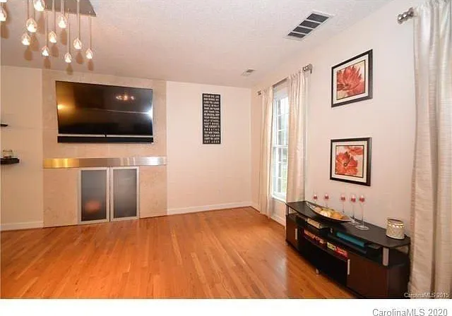 3 bed, 2.5 bath, 2345 sqft, $2,400 — Photo 4