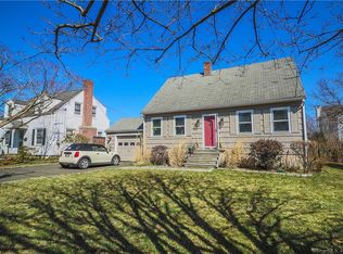 543 S Pine Creek Rd, Fairfield, CT 06824