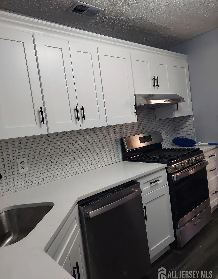 3 bed, 2.0 bath, $3,000 — Photo 3