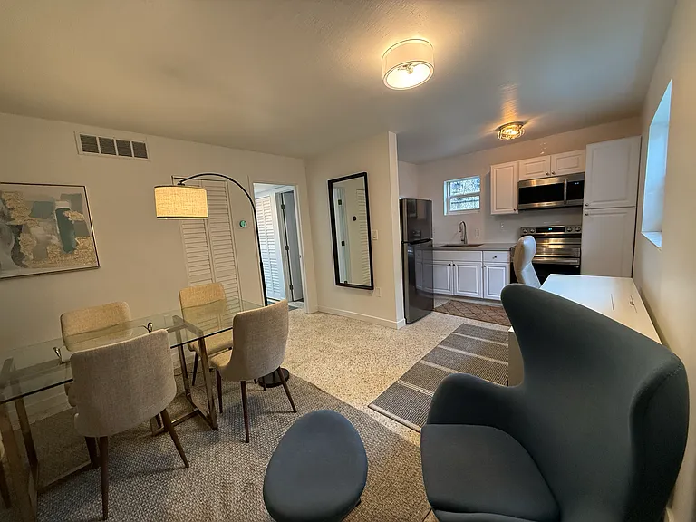 421 SW 9th St #2 — Photo 5