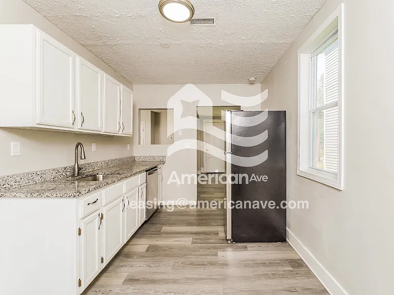 1576792_006_kitchen_13693336.jpg