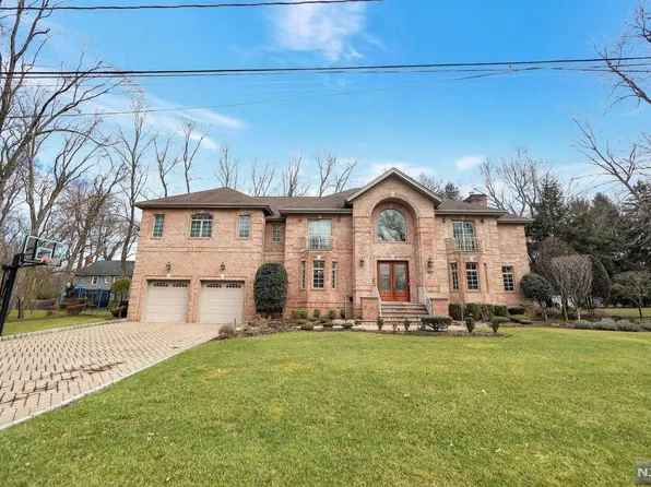 35 Hazel St, Harrington Park, NJ 07640