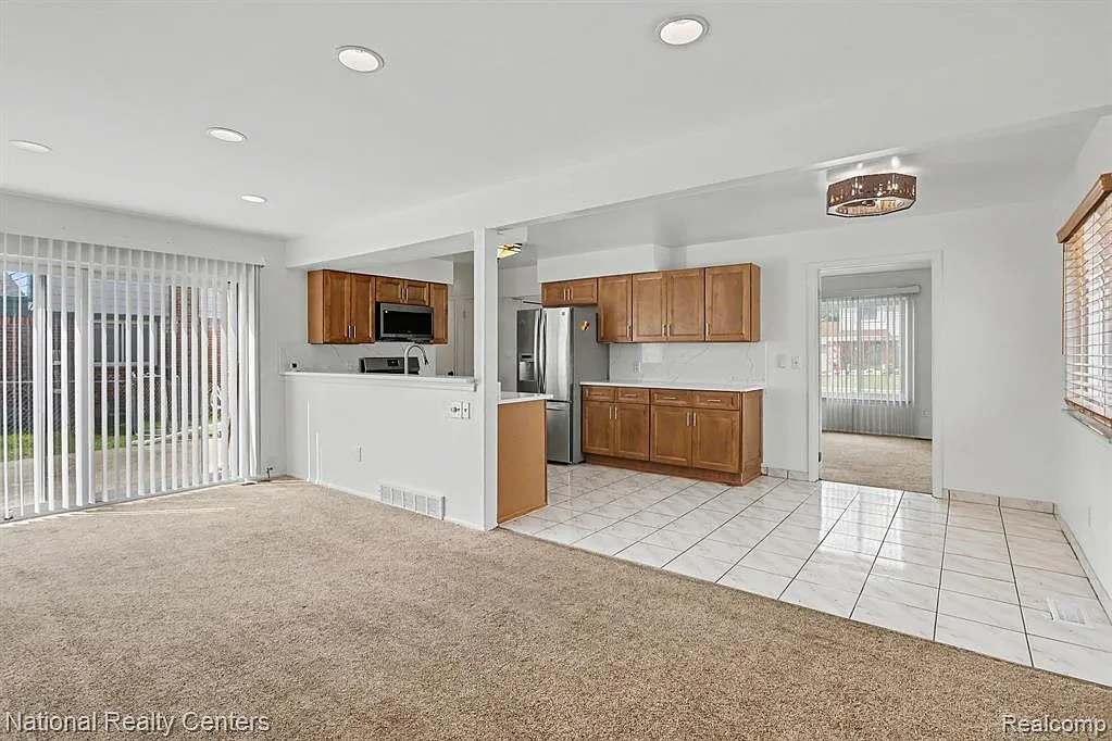 3 bed, 1.5 bath, 2151 sqft, $2,100 — Photo 3