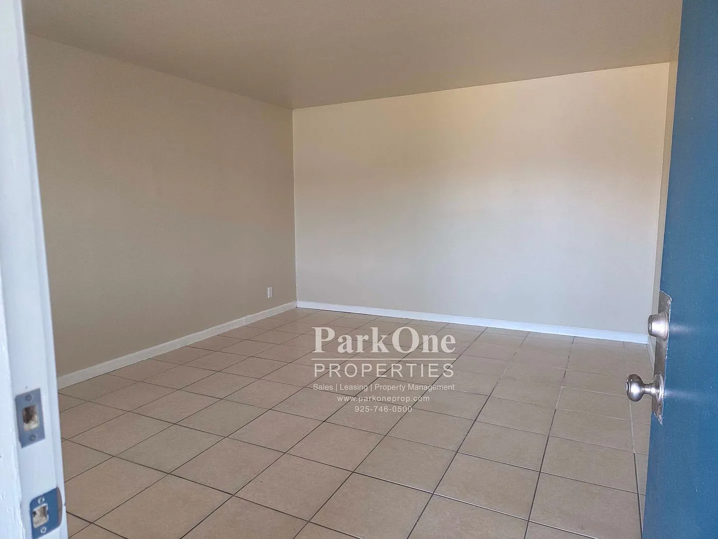 3 Bed 2 Bath House With Great Freeway Access and a Spacious Backyard — Photo 2
