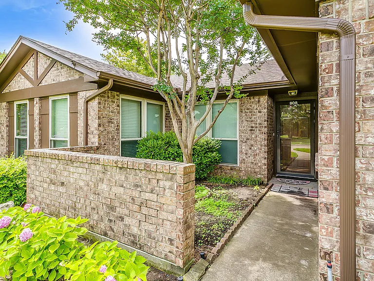 808 Sandhurst Dr — Photo 2