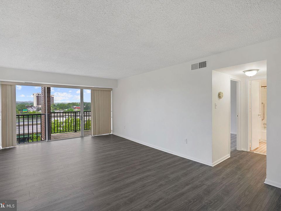 1st image of 1300 Army Navy Dr APT 1006