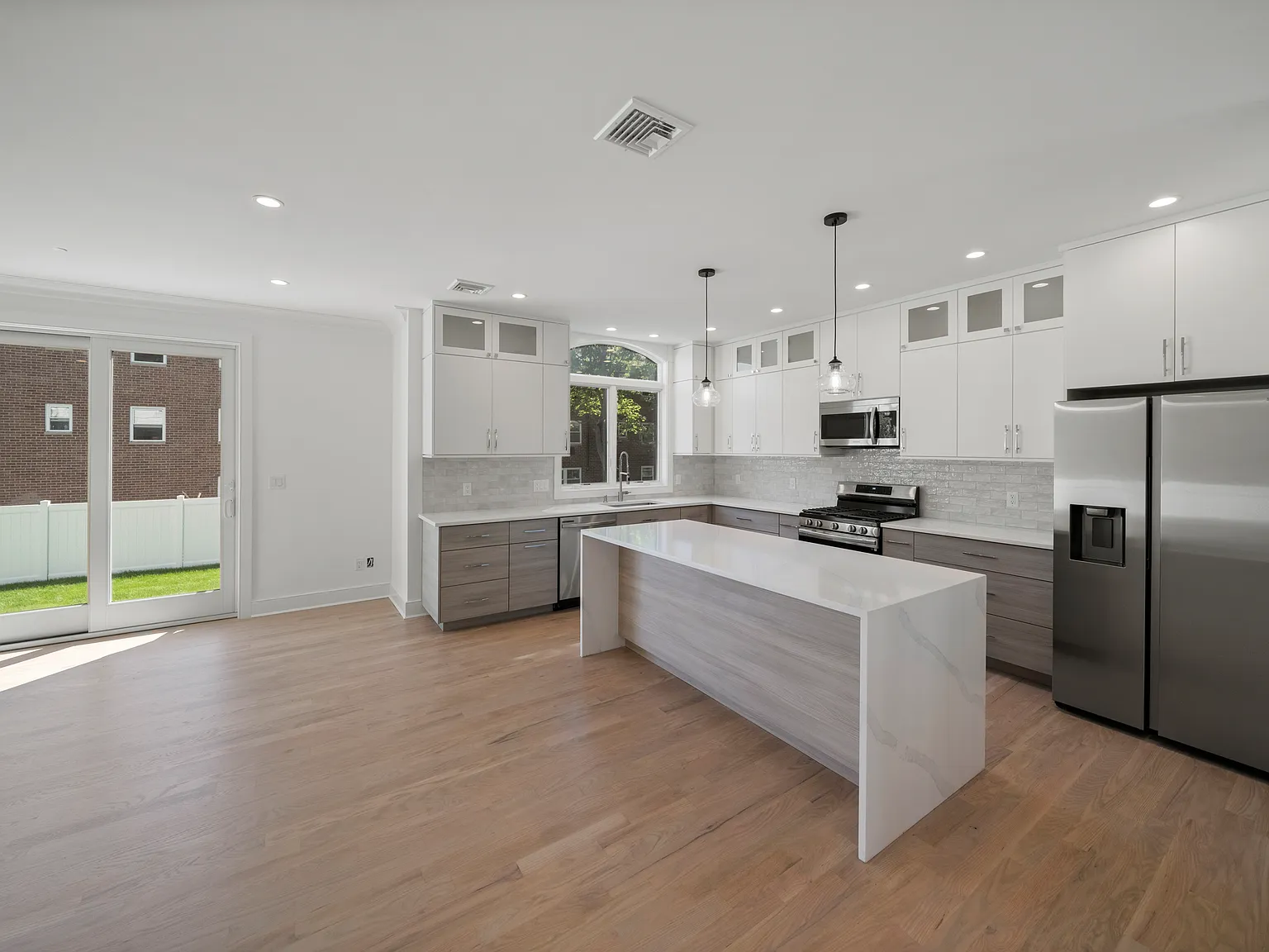 4 bed, 4.5 bath, 2400 sqft, $8,000 — Photo 4