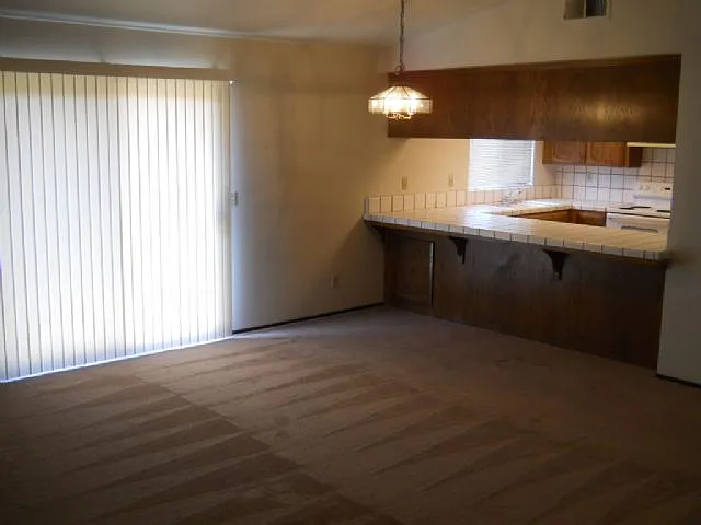 2 bed, 1100 sqft, $2,095 — Photo 3