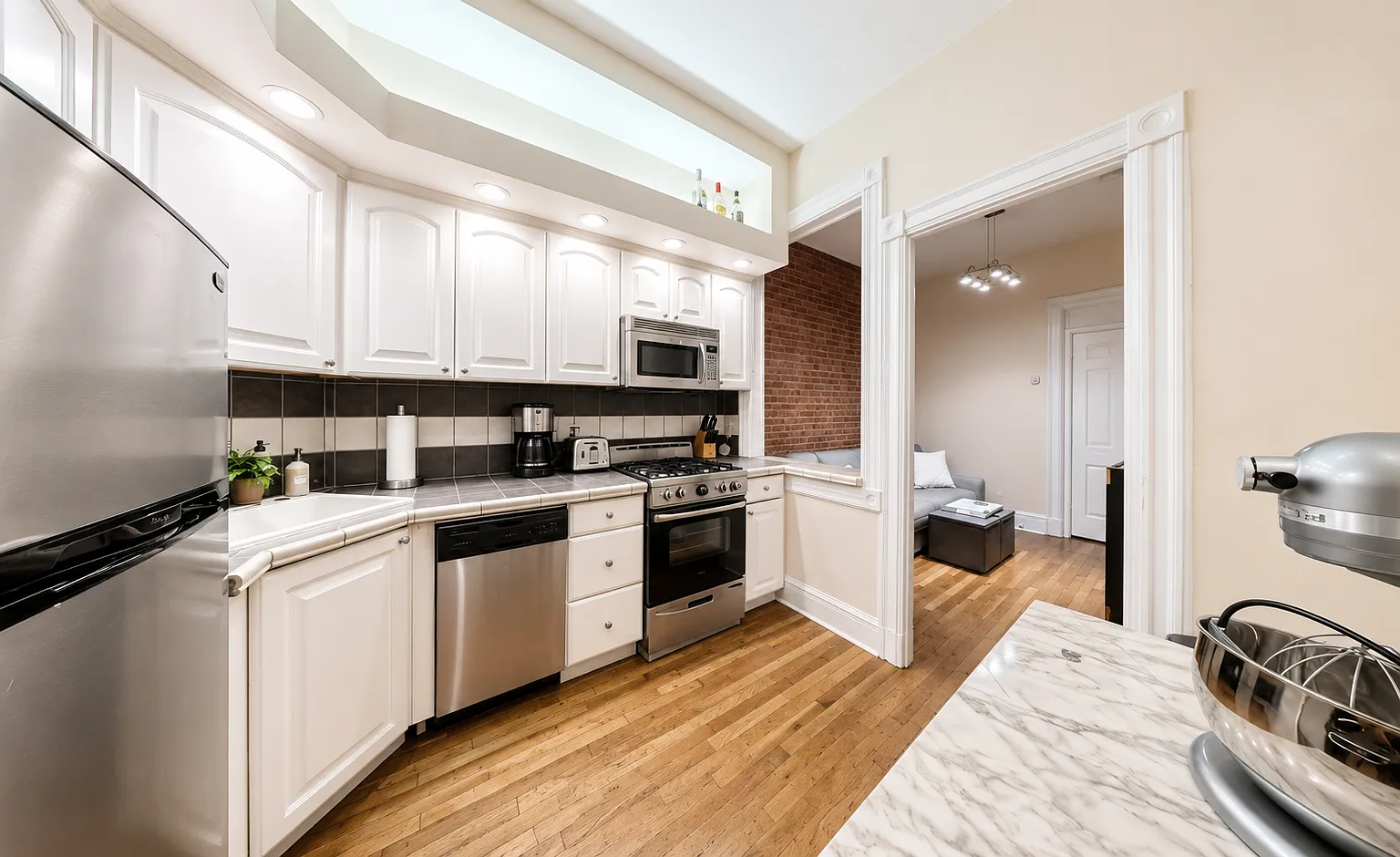 2 bed, 800 sqft, $3,400 — Photo 2