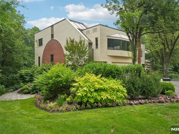 25 Daniel Ct, Ridgewood, NJ 07450