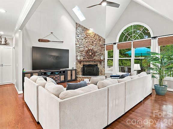 5th image of 3911 Acacia Rd N