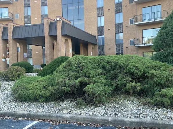 900 W Sunset Dr APT 502, Glenwood, IL 60425