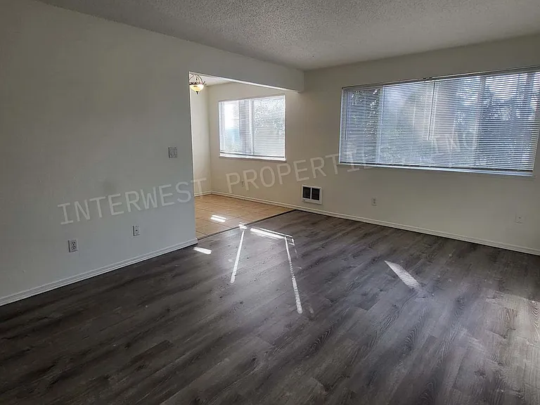 4700 Falls View Ave — Photo 4