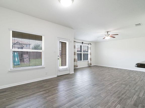 4th image of 112 Hawkins Ct