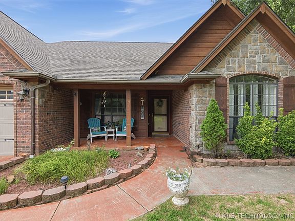 3rd image of 61 Hummingbird Ln