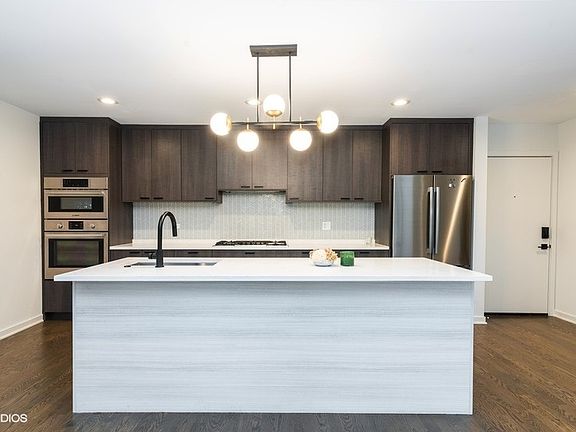 3rd image of 921 N Hoyne Ave #3
