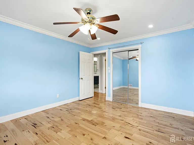 264 E George Pl — Photo 16