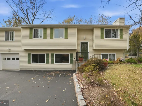 1111 Bicksler Dr, Herndon, VA 20170