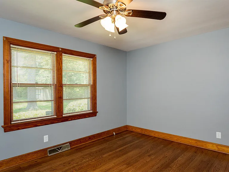 300 Tyson Ave — Photo 9