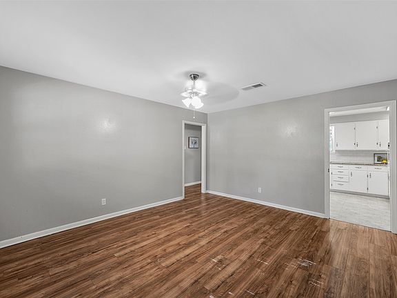3rd image of 316 Cranbrook Dr