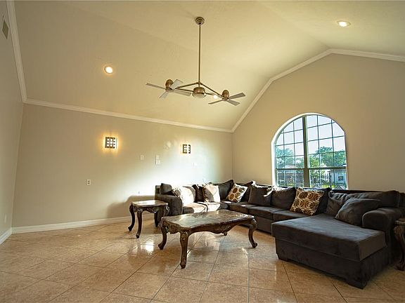 5th image of 533 Pecan Dr