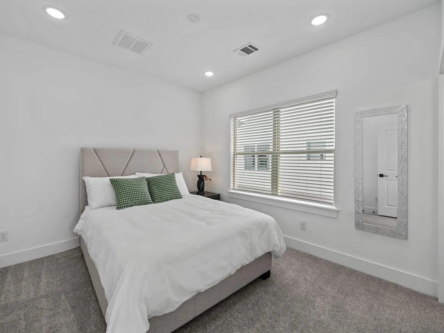 3 bed, $4,500 — Photo 2