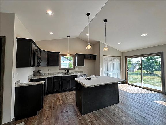 3rd image of 544 Somerset Dr