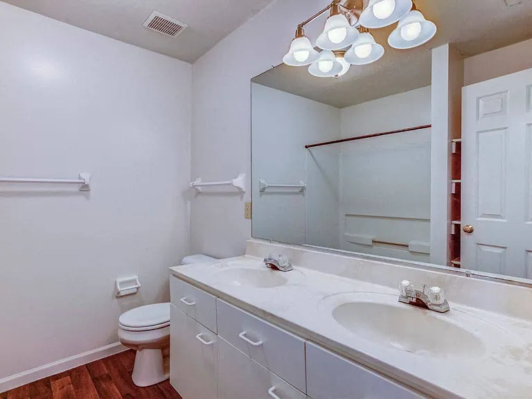 Kensington Grove Apartments — Photo 12